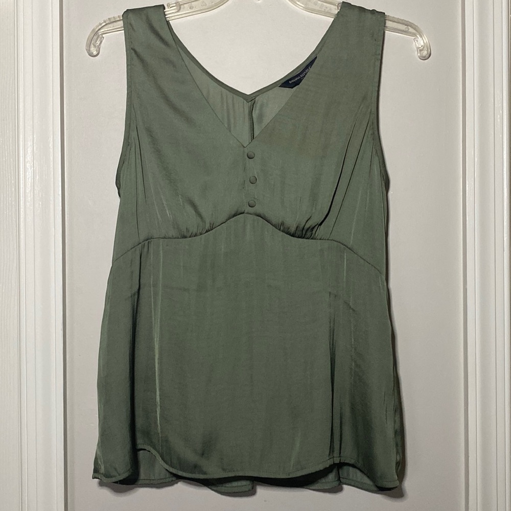 NWT Banana Republic V-neck Button Detail Sleeveless Blouse size small